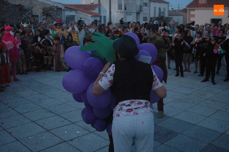 Foto 6 - El desfile de disfraces anima las fiestas de agosto en Almendra  