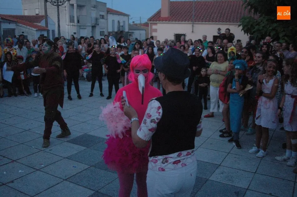 Foto 5 - El desfile de disfraces anima las fiestas de agosto en Almendra  