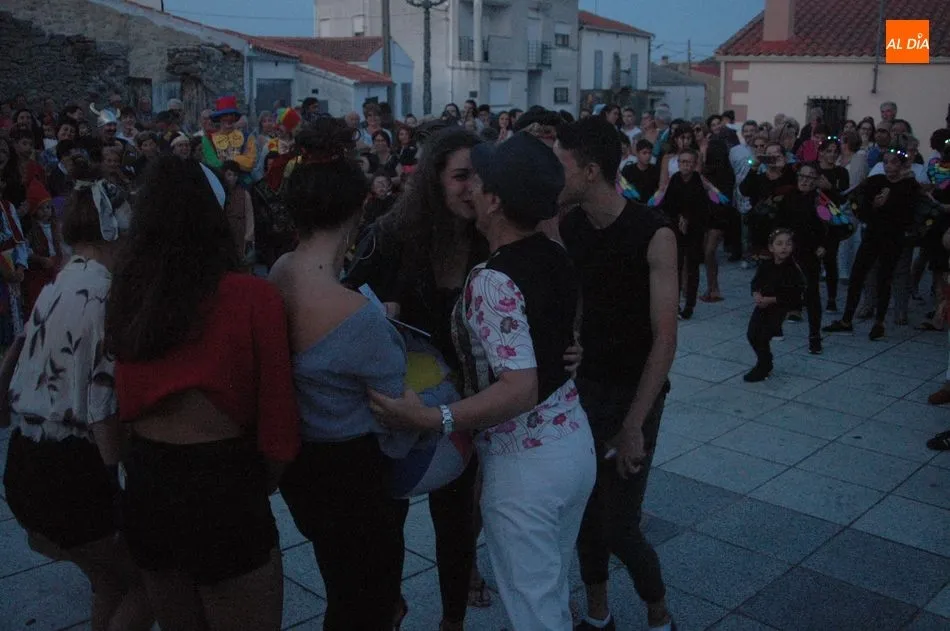 Foto 4 - El desfile de disfraces anima las fiestas de agosto en Almendra  