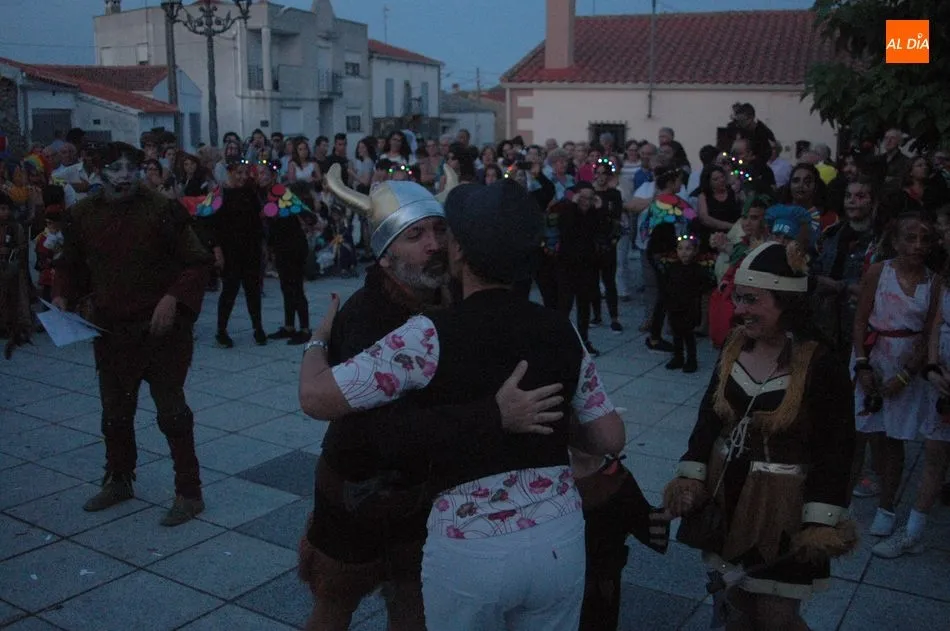 Foto 3 - El desfile de disfraces anima las fiestas de agosto en Almendra  