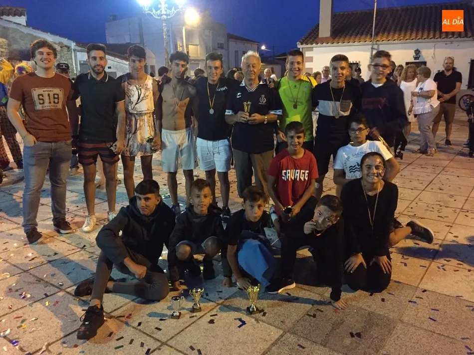 Foto 2 - El desfile de disfraces anima las fiestas de agosto en Almendra  
