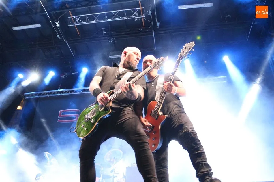 Foto 8 - El rock metal de S&ocirc;ber resuena en el primer concierto de las fiestas