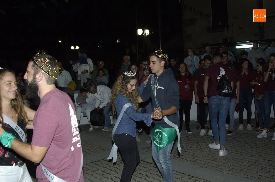 Foto 4 - Adri&aacute;n S&aacute;nchez y Laia Casta&ntilde;o, elegidos Rey y Reina de las fiestas de Saelices  