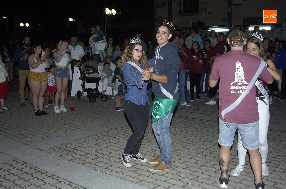 Foto 2 - Adri&aacute;n S&aacute;nchez y Laia Casta&ntilde;o, elegidos Rey y Reina de las fiestas de Saelices  