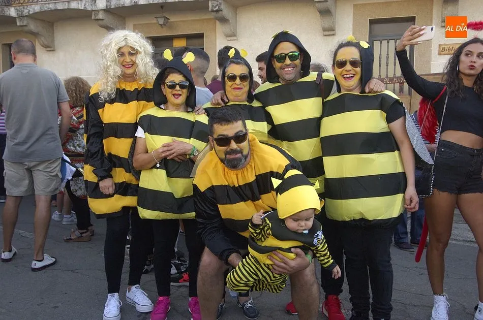 Las peñas llenan de colorido el arranque oficial de las fiestas de El Bodón  