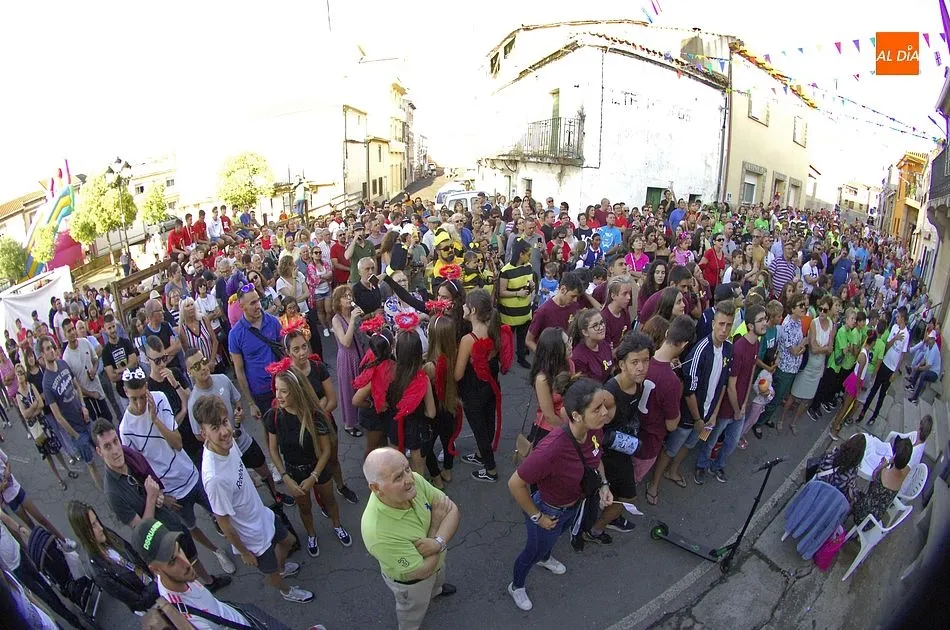Foto 9 - Las pe&ntilde;as llenan de colorido el arranque oficial de las fiestas de El Bod&oacute;n  