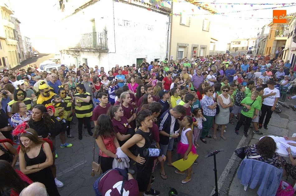 Foto 11 - Las pe&ntilde;as llenan de colorido el arranque oficial de las fiestas de El Bod&oacute;n  
