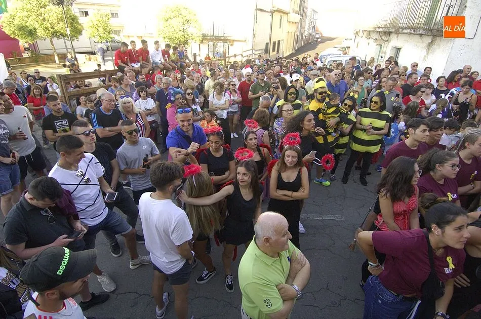 Foto 10 - Las pe&ntilde;as llenan de colorido el arranque oficial de las fiestas de El Bod&oacute;n  