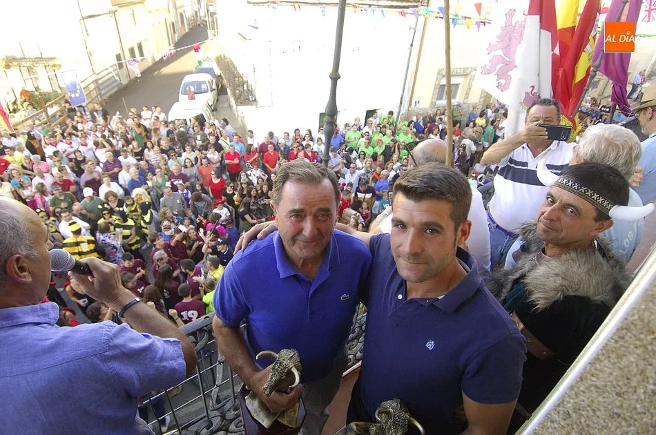 Foto 6 - Las pe&ntilde;as llenan de colorido el arranque oficial de las fiestas de El Bod&oacute;n  