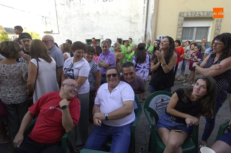 Foto 4 - Las pe&ntilde;as llenan de colorido el arranque oficial de las fiestas de El Bod&oacute;n  