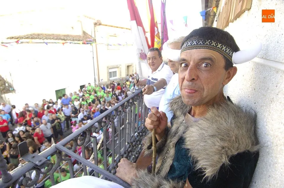 Foto 5 - Las pe&ntilde;as llenan de colorido el arranque oficial de las fiestas de El Bod&oacute;n  