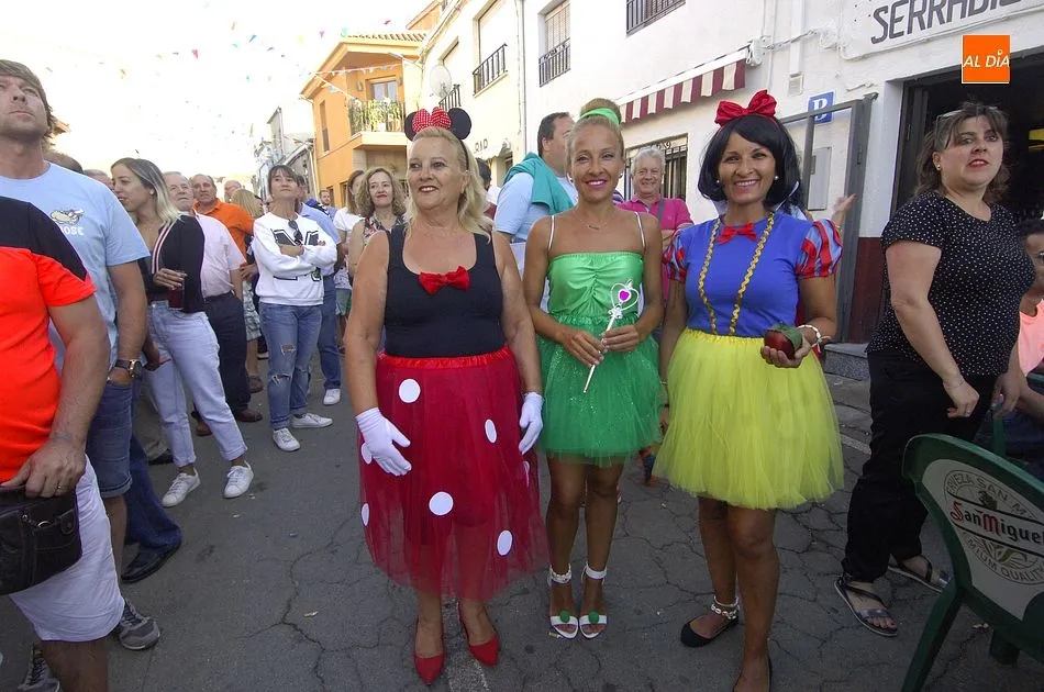 Foto 3 - Las pe&ntilde;as llenan de colorido el arranque oficial de las fiestas de El Bod&oacute;n  