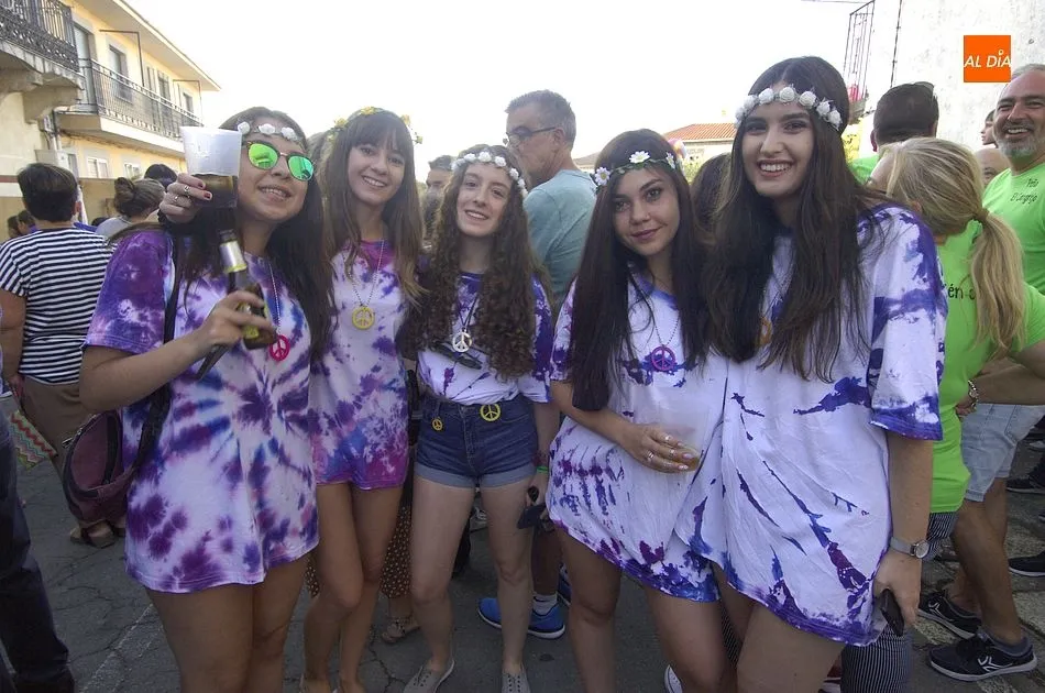 Foto 2 - Las pe&ntilde;as llenan de colorido el arranque oficial de las fiestas de El Bod&oacute;n  