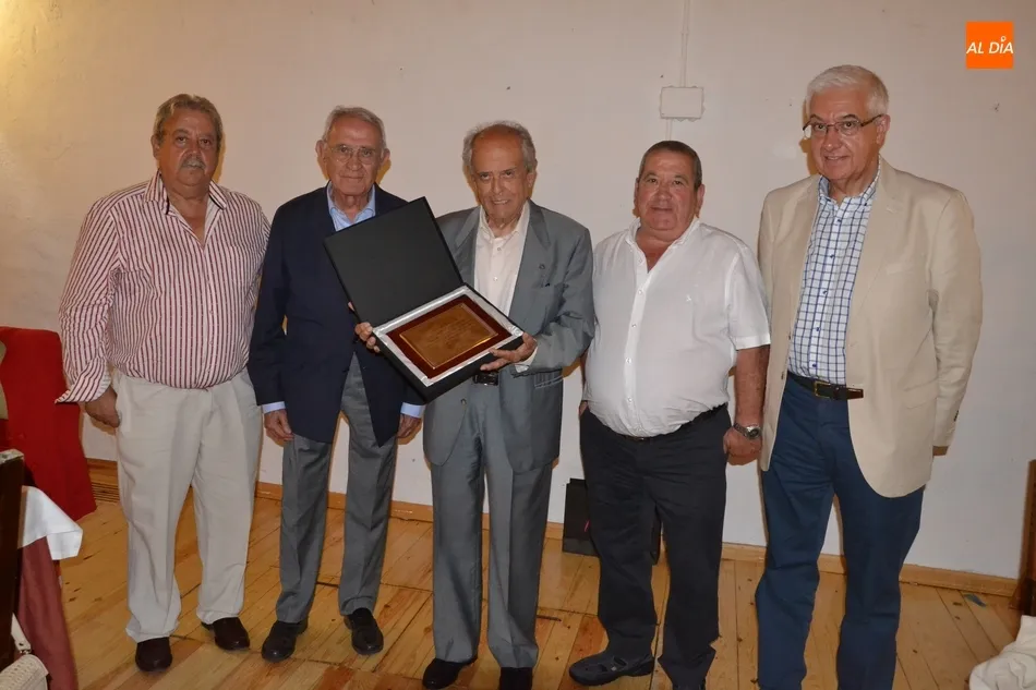 Los Mirobrigenses Ausentes homenajean a Ramón Masegosa con la Coral como invitada especial