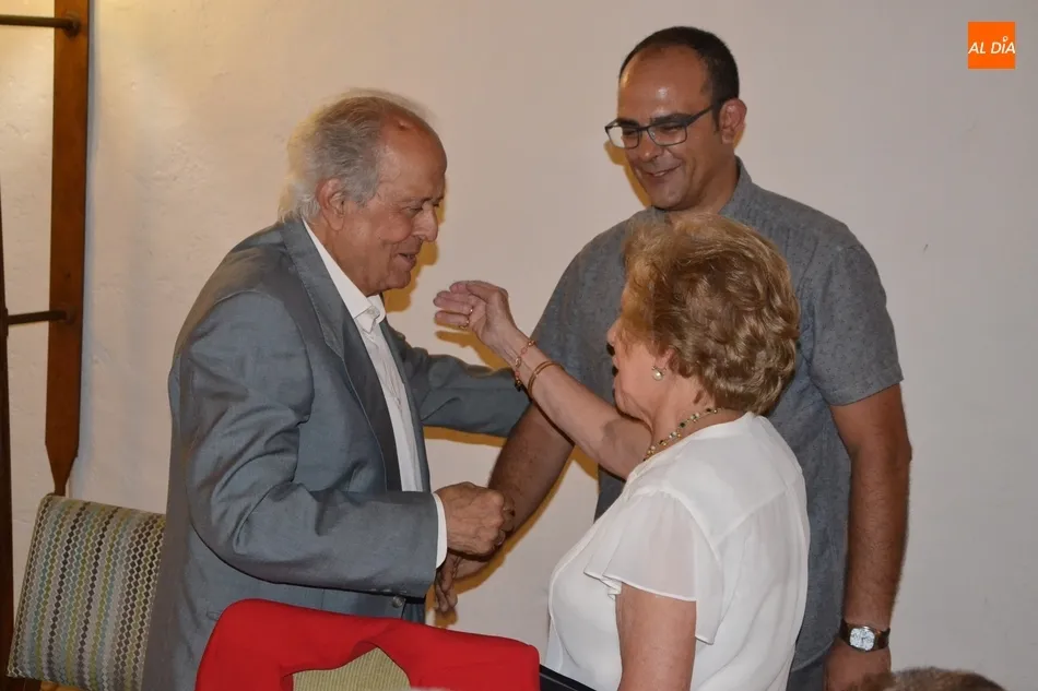 Foto 9 - Los Mirobrigenses Ausentes homenajean a Ram&oacute;n Masegosa con la Coral como invitada especial
