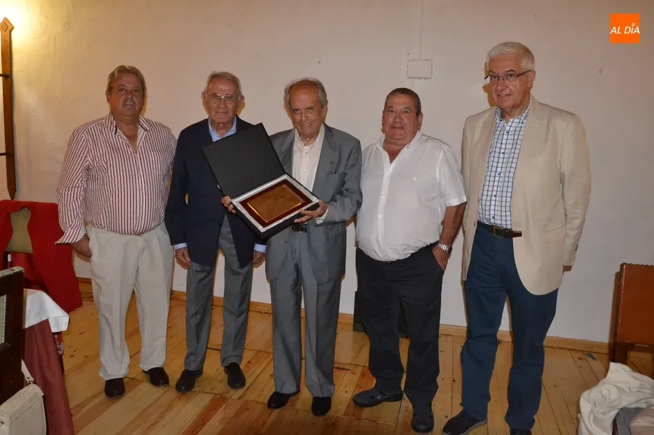 Foto 2 - Los Mirobrigenses Ausentes homenajean a Ram&oacute;n Masegosa con la Coral como invitada especial