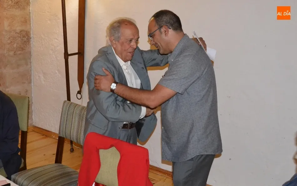 Foto 10 - Los Mirobrigenses Ausentes homenajean a Ram&oacute;n Masegosa con la Coral como invitada especial