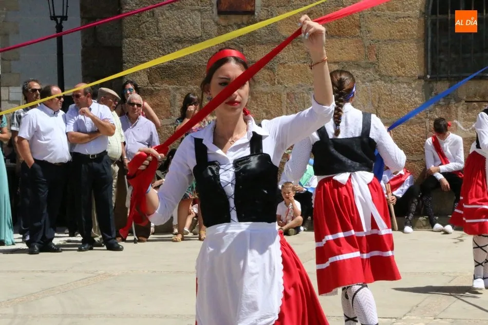 Foto 8 - Las danzas de &lsquo;paleos&rsquo; y el cord&oacute;n ponen la nota tradicional a los actos en honor a San...