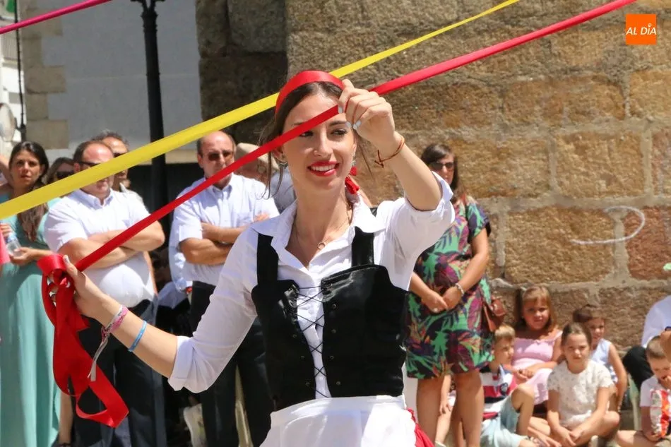 Foto 5 - Las danzas de &lsquo;paleos&rsquo; y el cord&oacute;n ponen la nota tradicional a los actos en honor a San...
