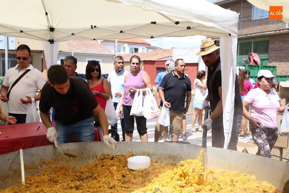 Foto 7 - La paellada hace las delicias de los vecinos de Castellanos de Moriscos