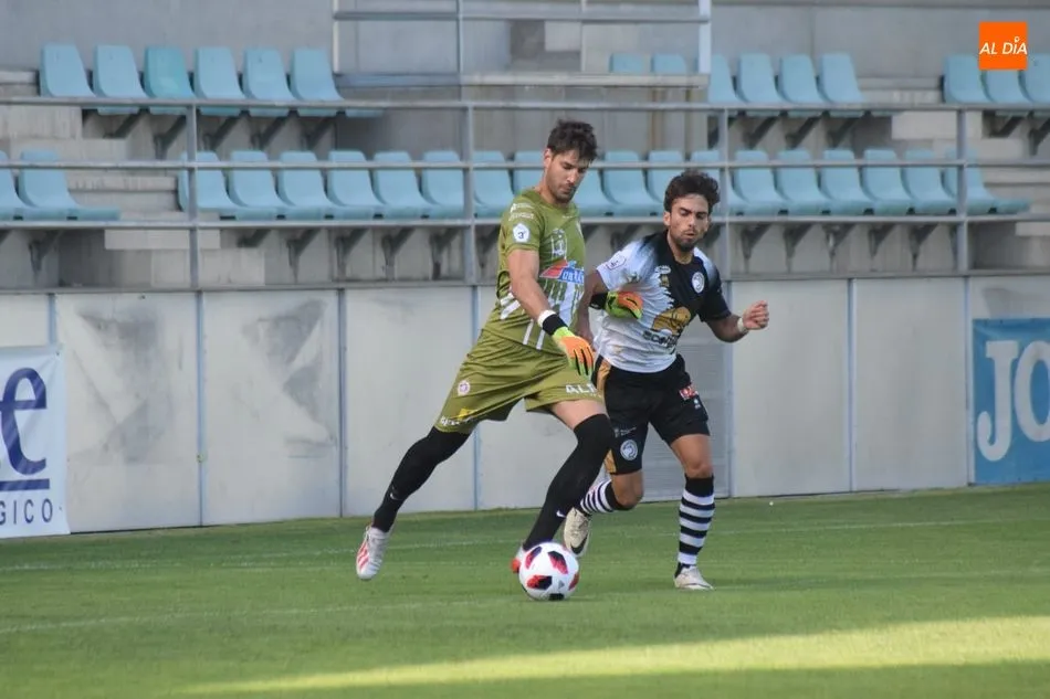 Guille Andrés presiona al meta rival / Cotobal