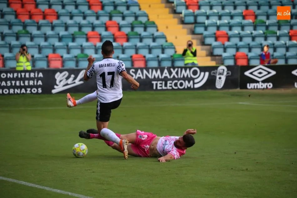 Foto 10 - &lsquo;Chatonazo&rsquo; para ganar al Badajoz y dejar una buena imagen en el Helm&aacute;ntico (1-0)