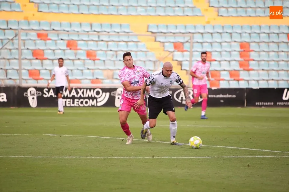 Foto 9 - &lsquo;Chatonazo&rsquo; para ganar al Badajoz y dejar una buena imagen en el Helm&aacute;ntico (1-0)