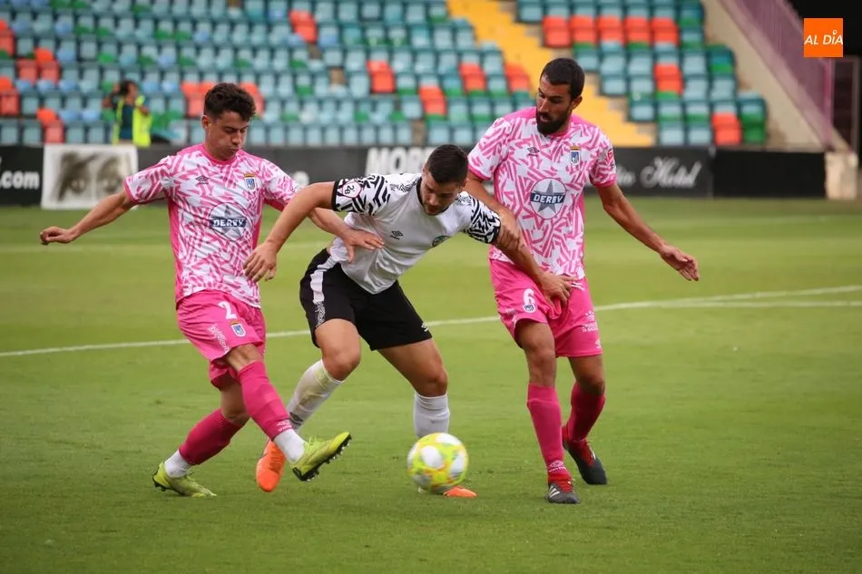 Foto 8 - &lsquo;Chatonazo&rsquo; para ganar al Badajoz y dejar una buena imagen en el Helm&aacute;ntico (1-0)