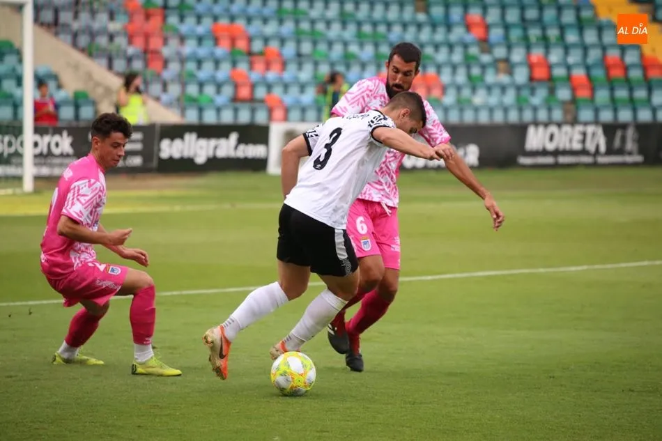 Foto 7 - &lsquo;Chatonazo&rsquo; para ganar al Badajoz y dejar una buena imagen en el Helm&aacute;ntico (1-0)