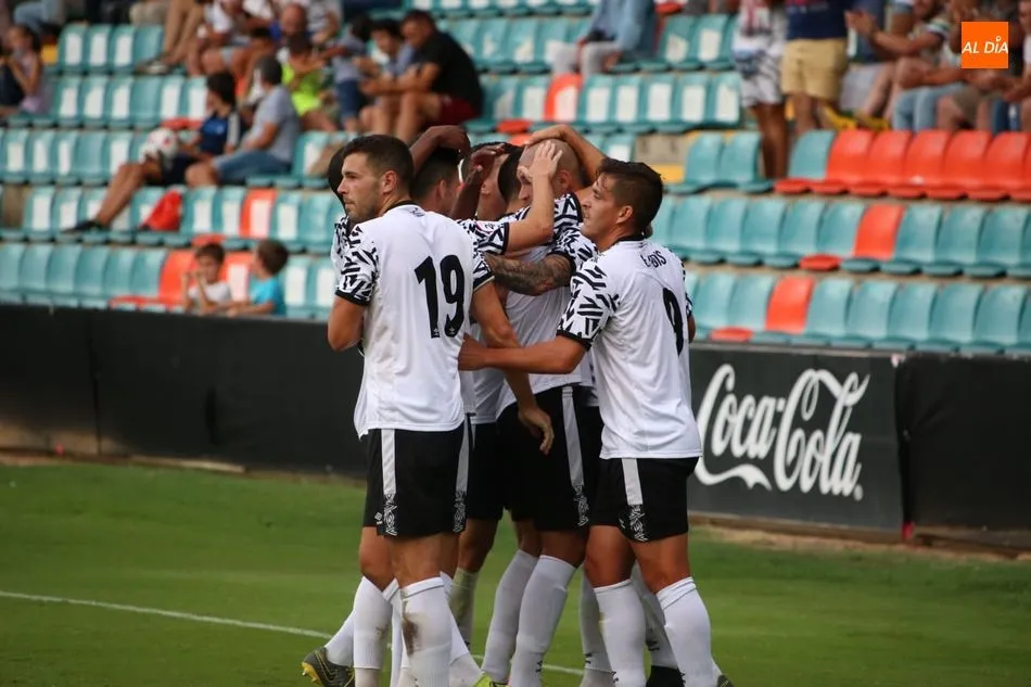Foto 4 - &lsquo;Chatonazo&rsquo; para ganar al Badajoz y dejar una buena imagen en el Helm&aacute;ntico (1-0)