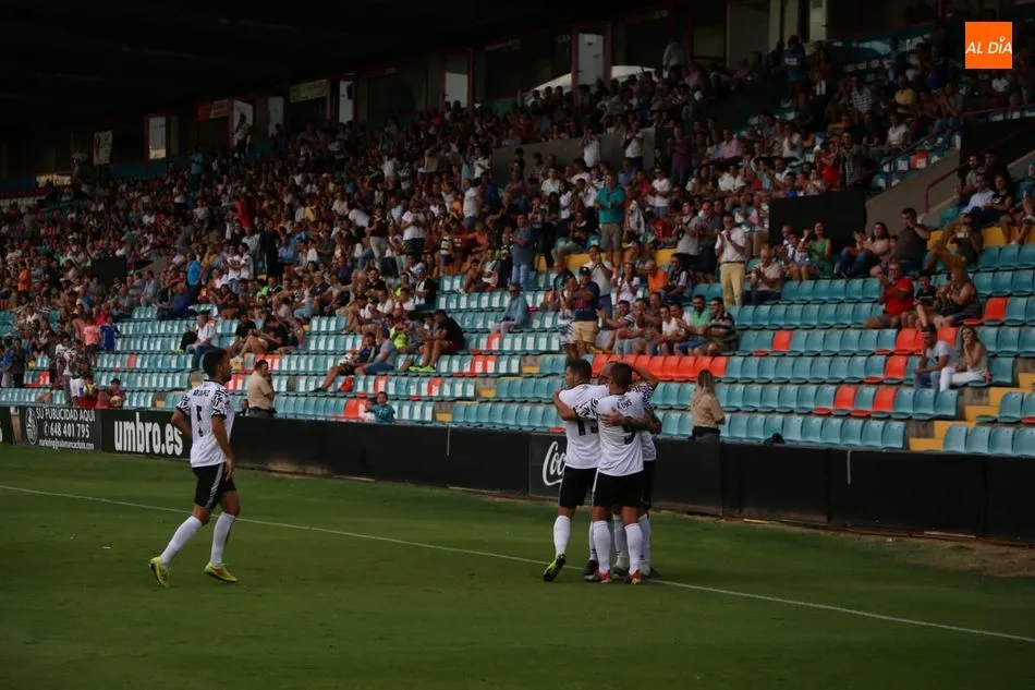 Foto 2 - &lsquo;Chatonazo&rsquo; para ganar al Badajoz y dejar una buena imagen en el Helm&aacute;ntico (1-0)