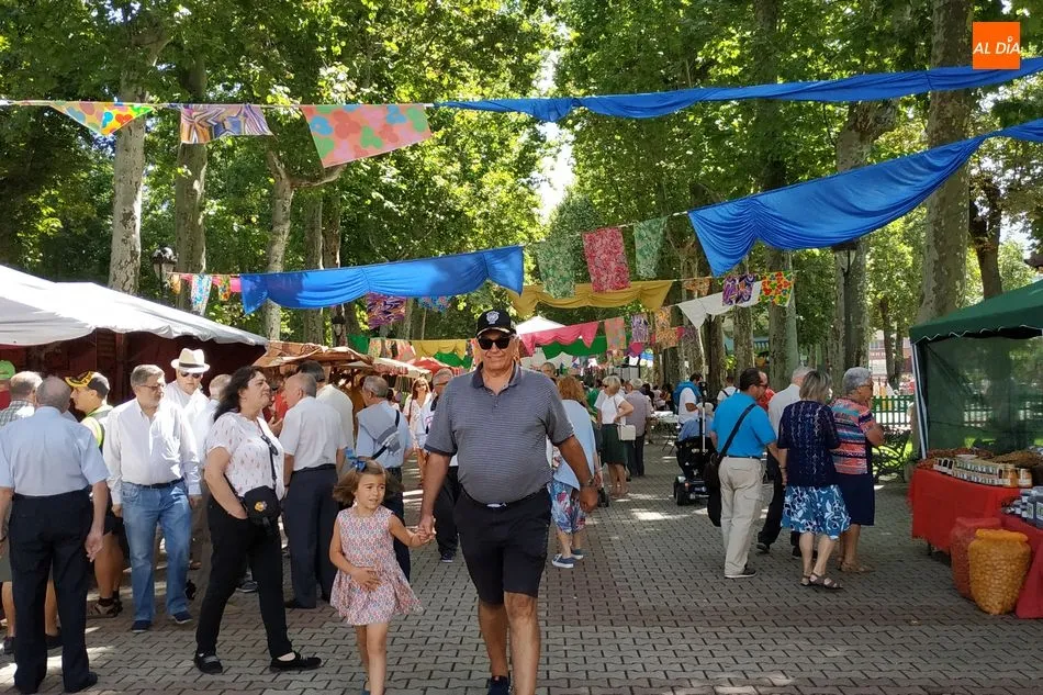 Foto 9 - El Mercado Artesanal Hippie se celebra durante el fin de semana en el parque municipal