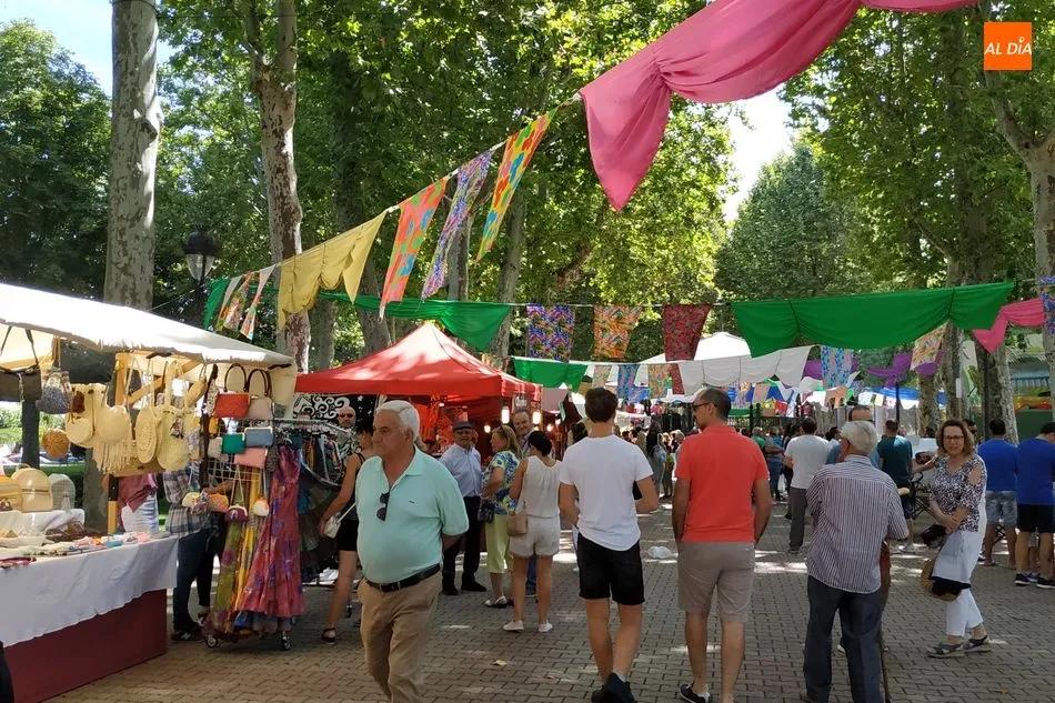 Foto 8 - El Mercado Artesanal Hippie se celebra durante el fin de semana en el parque municipal