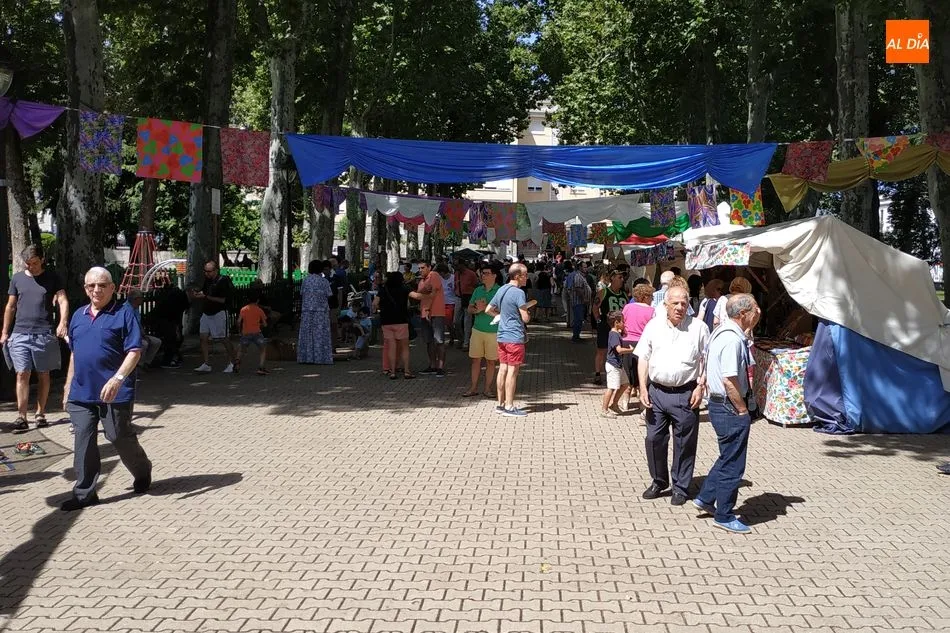 Foto 5 - El Mercado Artesanal Hippie se celebra durante el fin de semana en el parque municipal