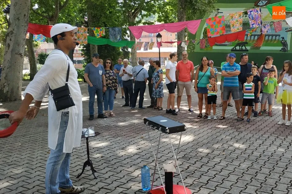 Foto 4 - El Mercado Artesanal Hippie se celebra durante el fin de semana en el parque municipal