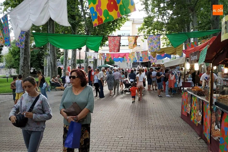 Foto 3 - El Mercado Artesanal Hippie se celebra durante el fin de semana en el parque municipal