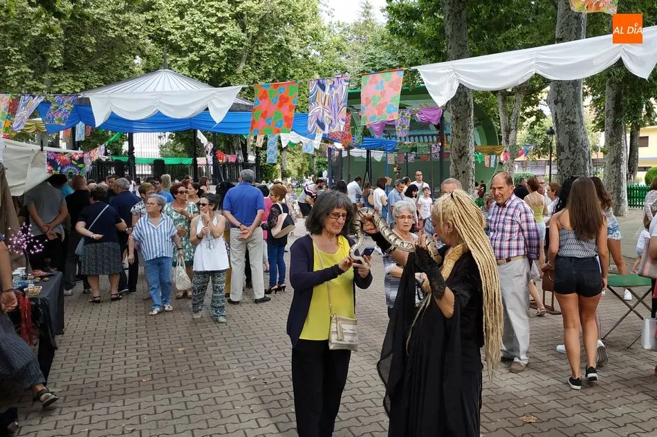 Foto 2 - El Mercado Artesanal Hippie se celebra durante el fin de semana en el parque municipal