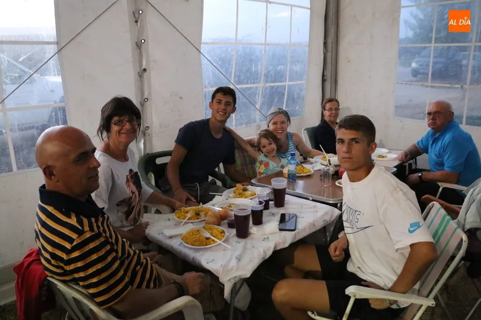 Foto 9 - En Peralejos de Abajo enfilan el final de las fiestas con una paella de cena  