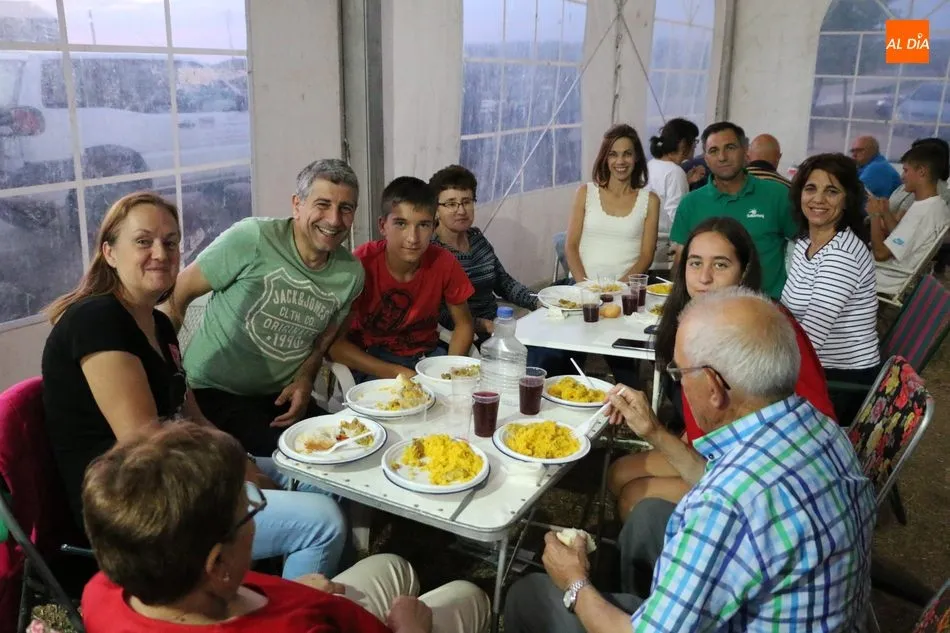 Foto 10 - En Peralejos de Abajo enfilan el final de las fiestas con una paella de cena  