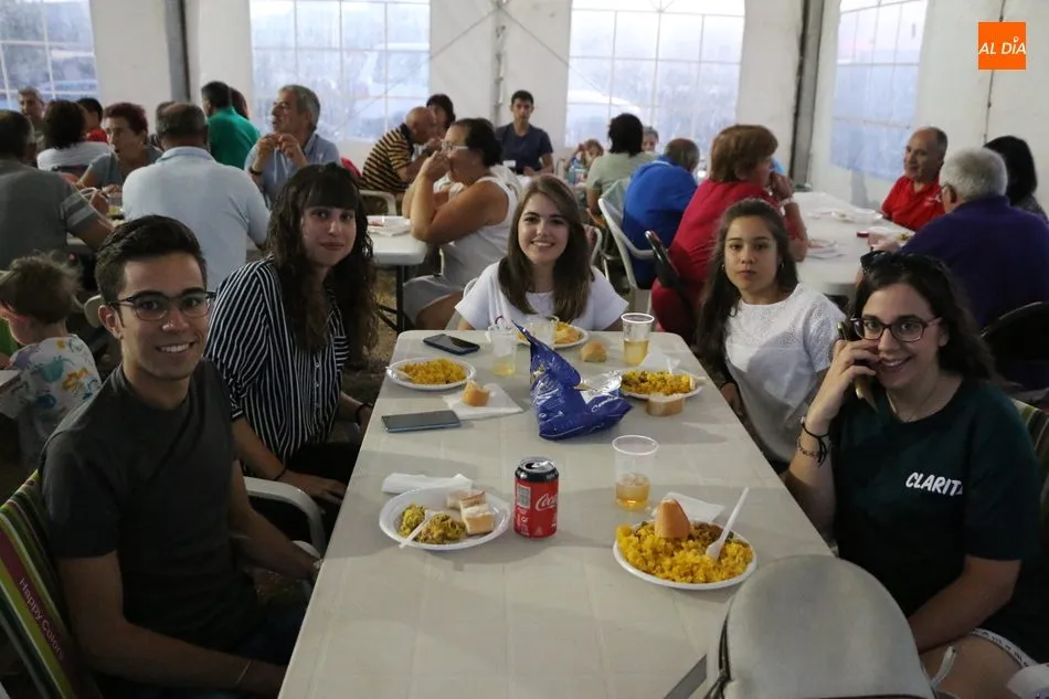 Foto 6 - En Peralejos de Abajo enfilan el final de las fiestas con una paella de cena  