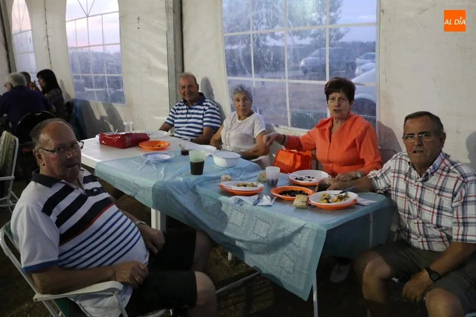 Foto 4 - En Peralejos de Abajo enfilan el final de las fiestas con una paella de cena  