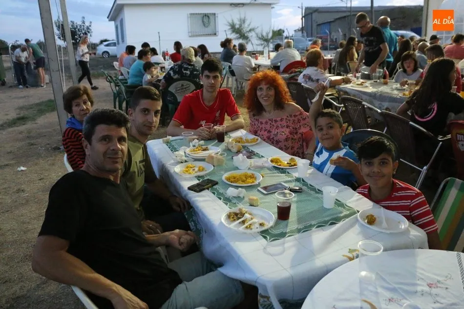 Foto 2 - En Peralejos de Abajo enfilan el final de las fiestas con una paella de cena  