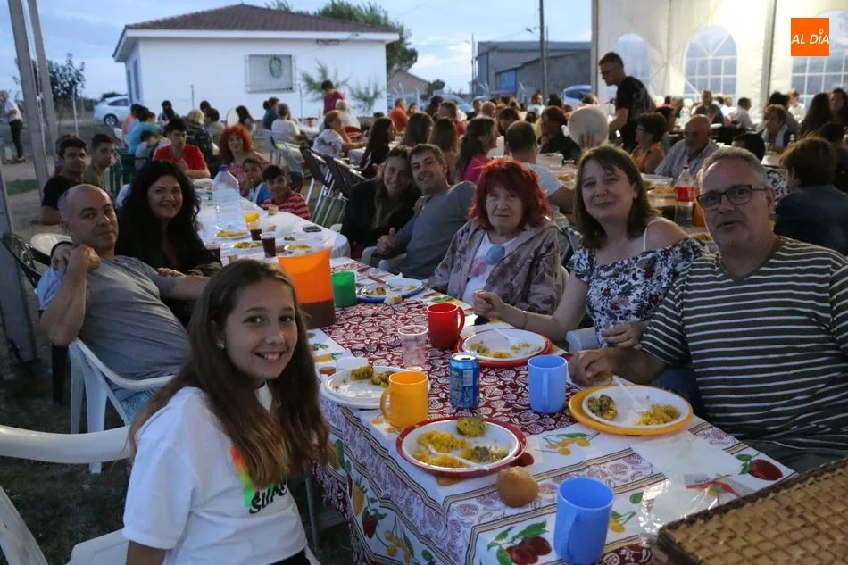 Foto 3 - En Peralejos de Abajo enfilan el final de las fiestas con una paella de cena  