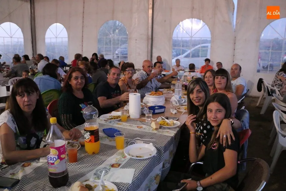 En Peralejos de Abajo enfilan el final de las fiestas con una paella de cena  