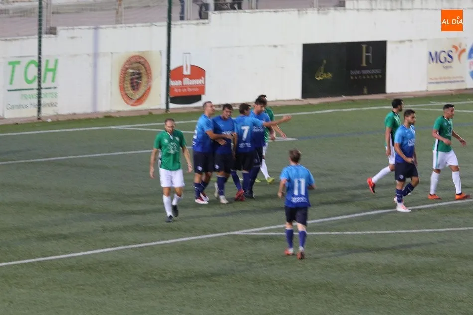 Foto 11 - El CD Guijuelo sigue en pruebas y cae derrotado en su presentaci&oacute;n ante Las Rozas (1-3)