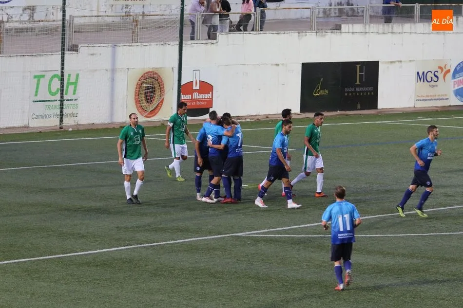 Foto 10 - El CD Guijuelo sigue en pruebas y cae derrotado en su presentaci&oacute;n ante Las Rozas (1-3)