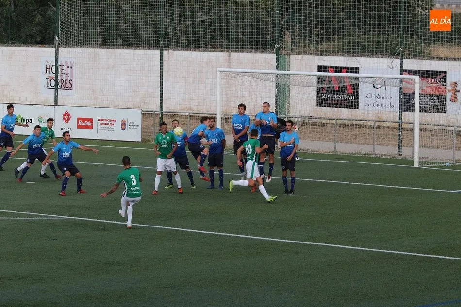 Foto 9 - El CD Guijuelo sigue en pruebas y cae derrotado en su presentaci&oacute;n ante Las Rozas (1-3)
