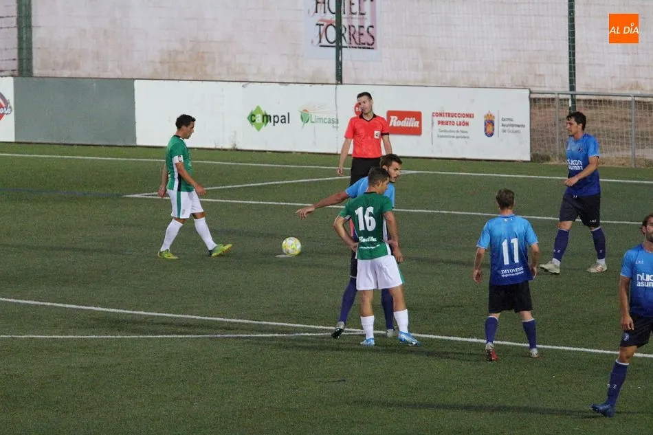 Foto 7 - El CD Guijuelo sigue en pruebas y cae derrotado en su presentaci&oacute;n ante Las Rozas (1-3)