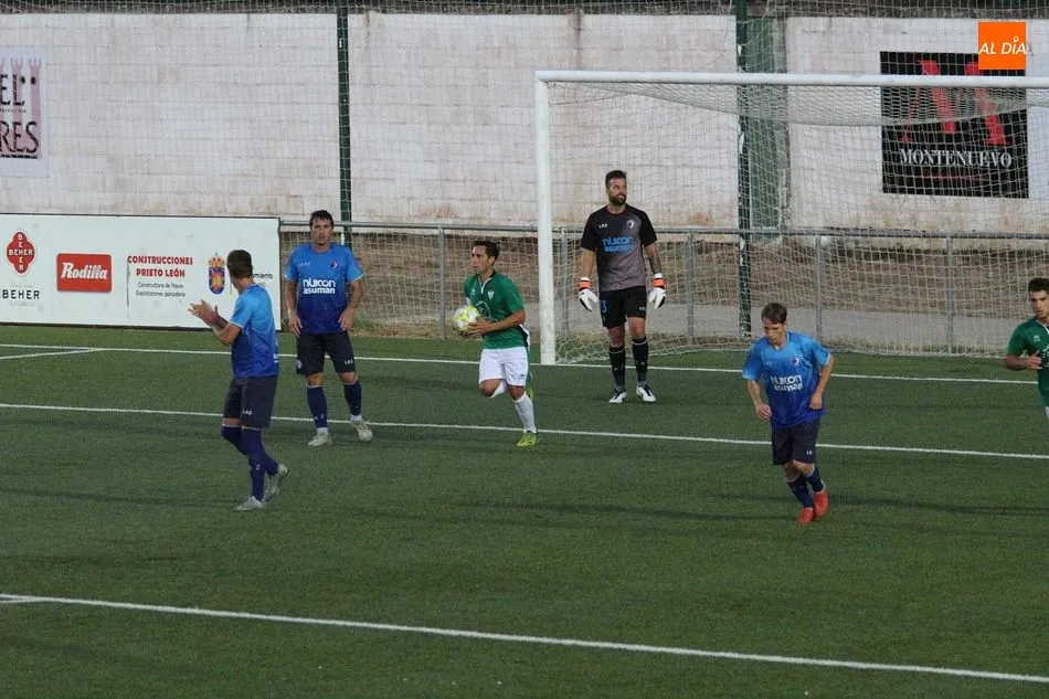 Foto 4 - El CD Guijuelo sigue en pruebas y cae derrotado en su presentaci&oacute;n ante Las Rozas (1-3)