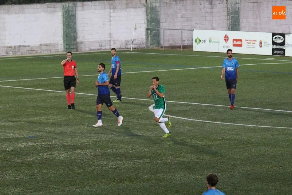 Foto 2 - El CD Guijuelo sigue en pruebas y cae derrotado en su presentaci&oacute;n ante Las Rozas (1-3)